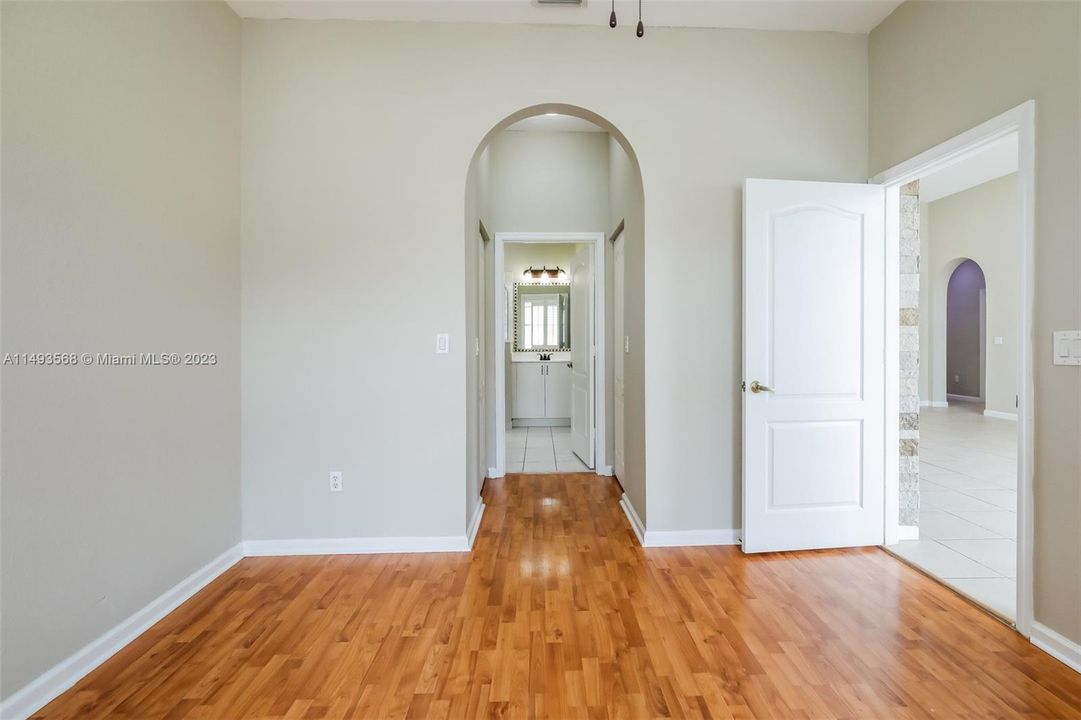 最近售出: $420,000 (3 贝兹, 2 浴室, 1402 平方英尺)