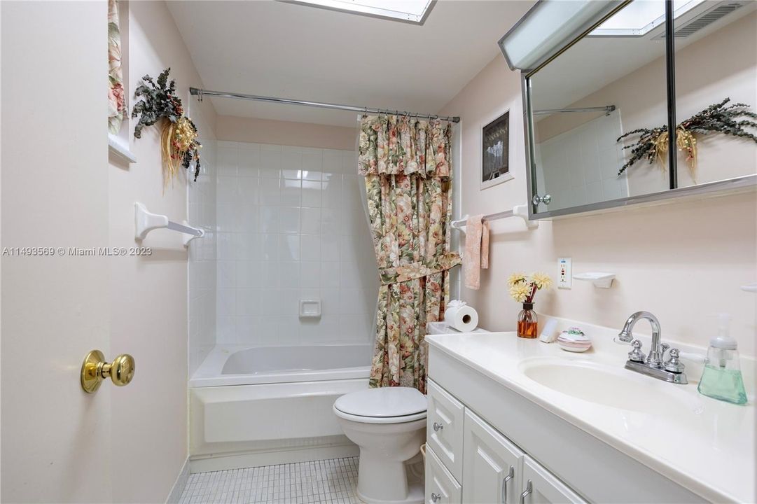 最近售出: $212,000 (2 贝兹, 2 浴室, 1014 平方英尺)