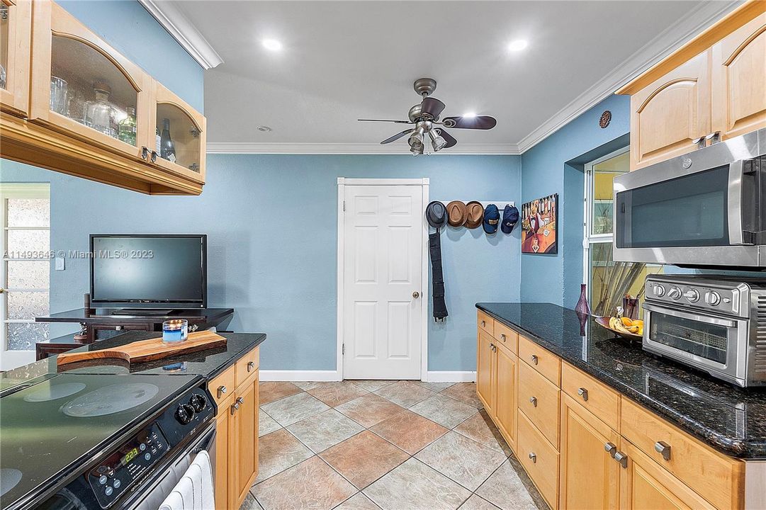 Recently Sold: $599,000 (3 beds, 2 baths, 1596 Square Feet)