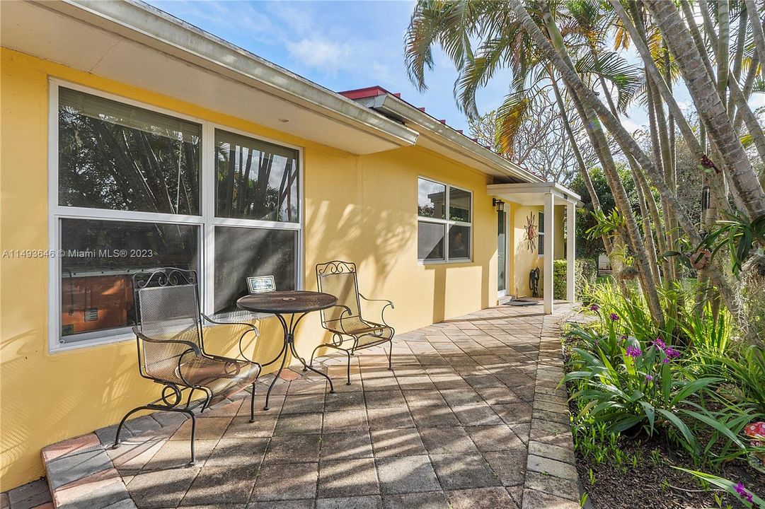 Recently Sold: $599,000 (3 beds, 2 baths, 1596 Square Feet)