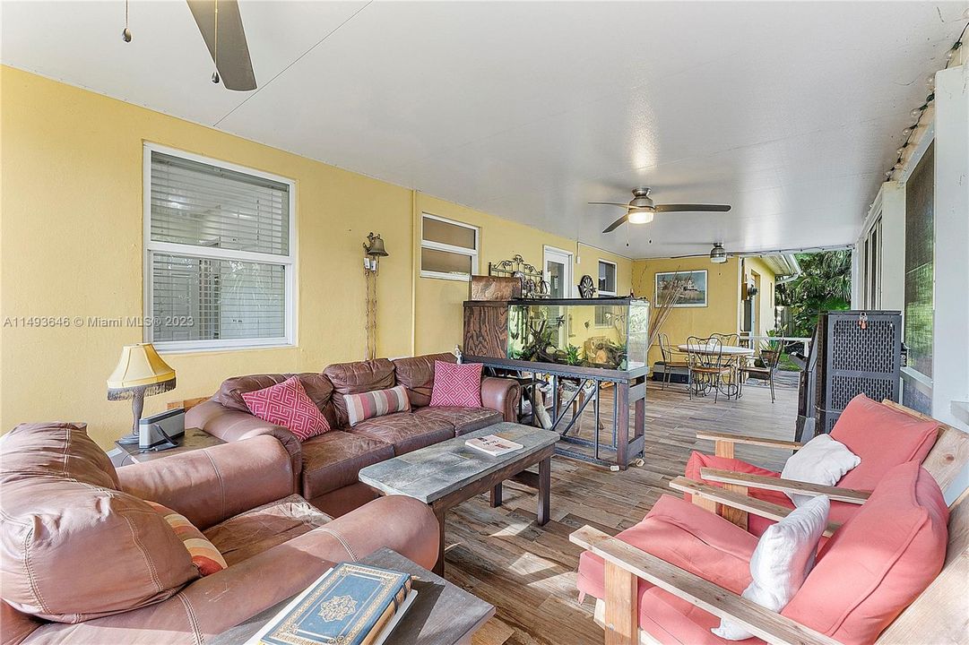 Recently Sold: $599,000 (3 beds, 2 baths, 1596 Square Feet)