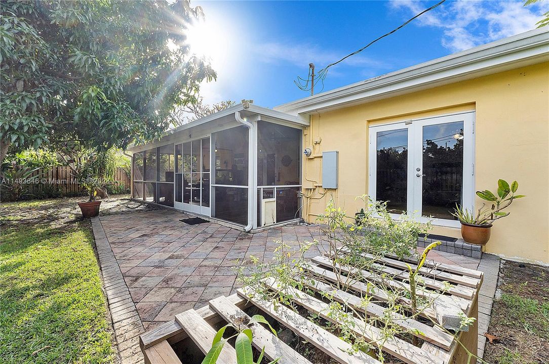 Recently Sold: $599,000 (3 beds, 2 baths, 1596 Square Feet)