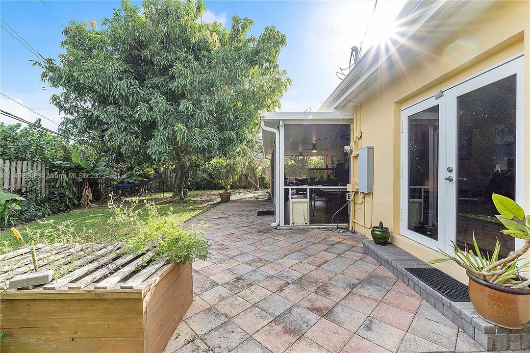 Recently Sold: $599,000 (3 beds, 2 baths, 1596 Square Feet)