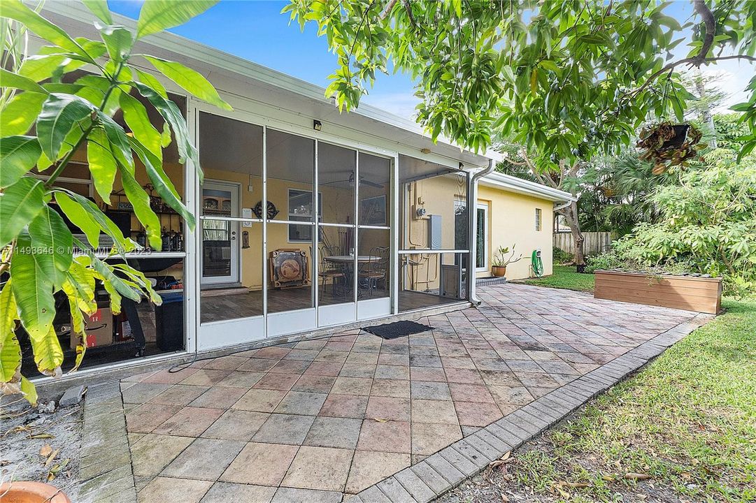 Recently Sold: $599,000 (3 beds, 2 baths, 1596 Square Feet)