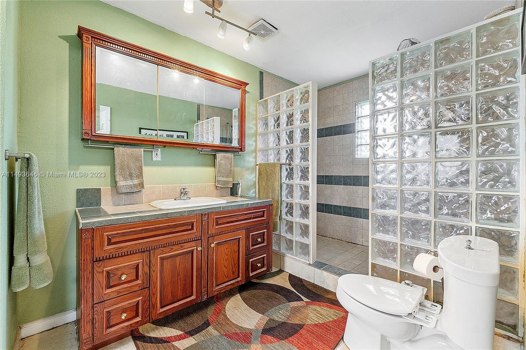 Recently Sold: $599,000 (3 beds, 2 baths, 1596 Square Feet)