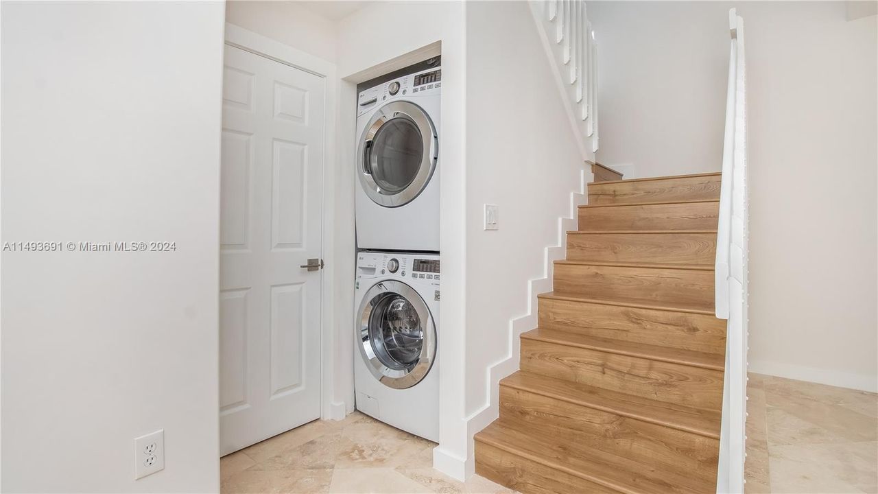 Recently Rented: $3,395 (2 beds, 2 baths, 1404 Square Feet)