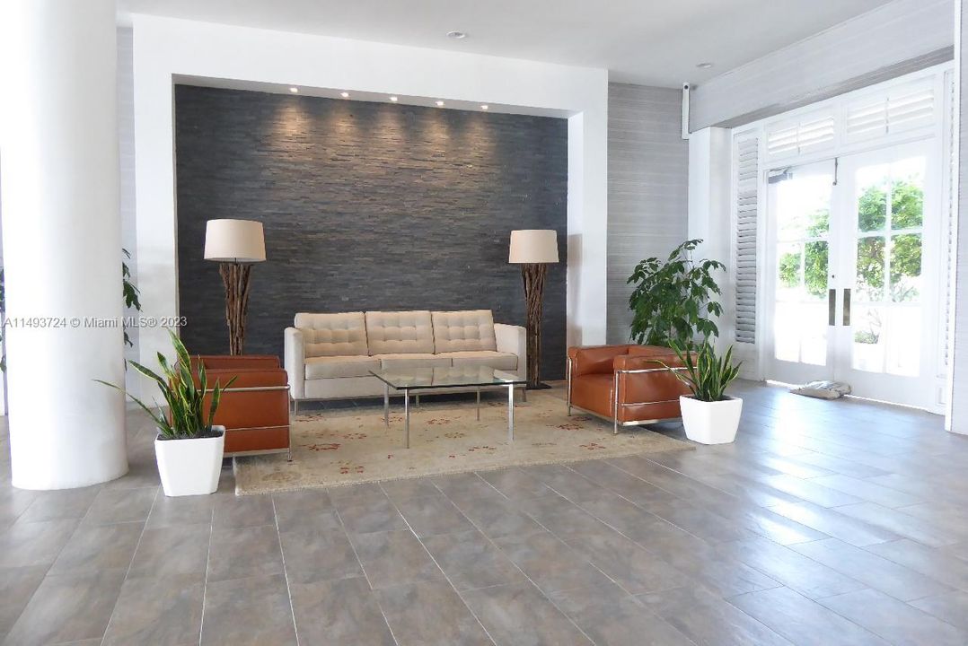 最近售出: $349,900 (1 贝兹, 1 浴室, 920 平方英尺)