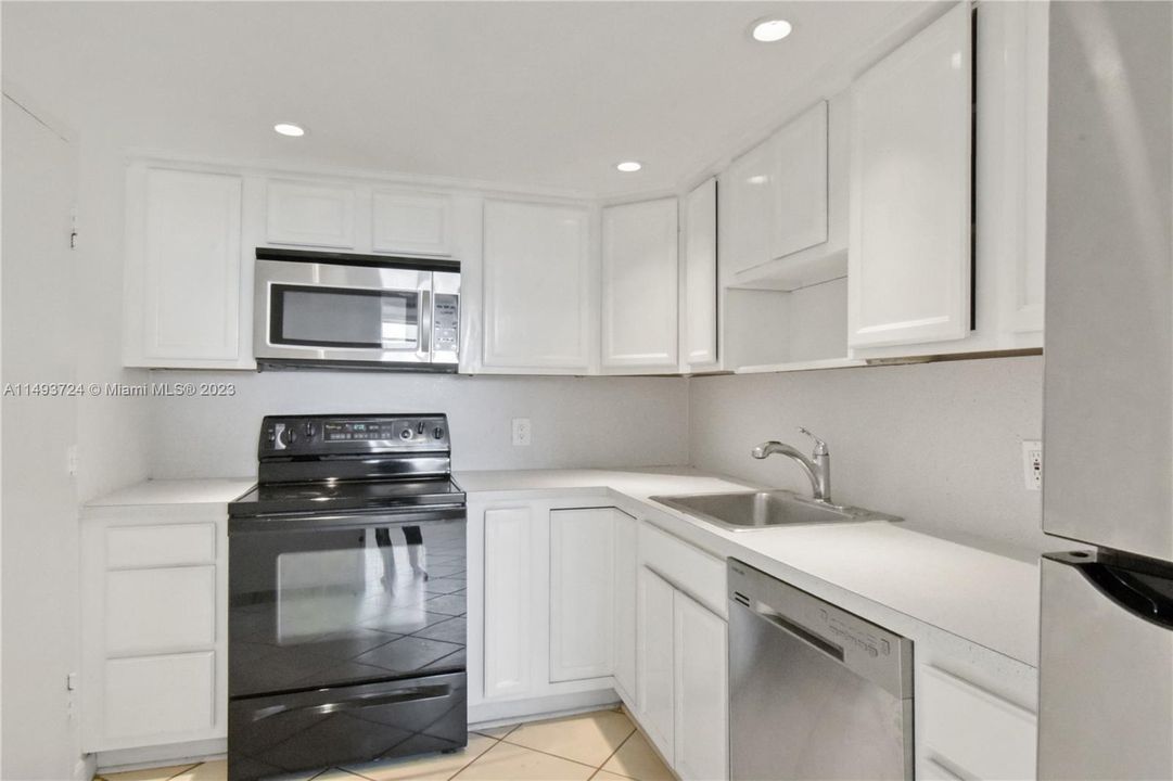 最近售出: $349,900 (1 贝兹, 1 浴室, 920 平方英尺)