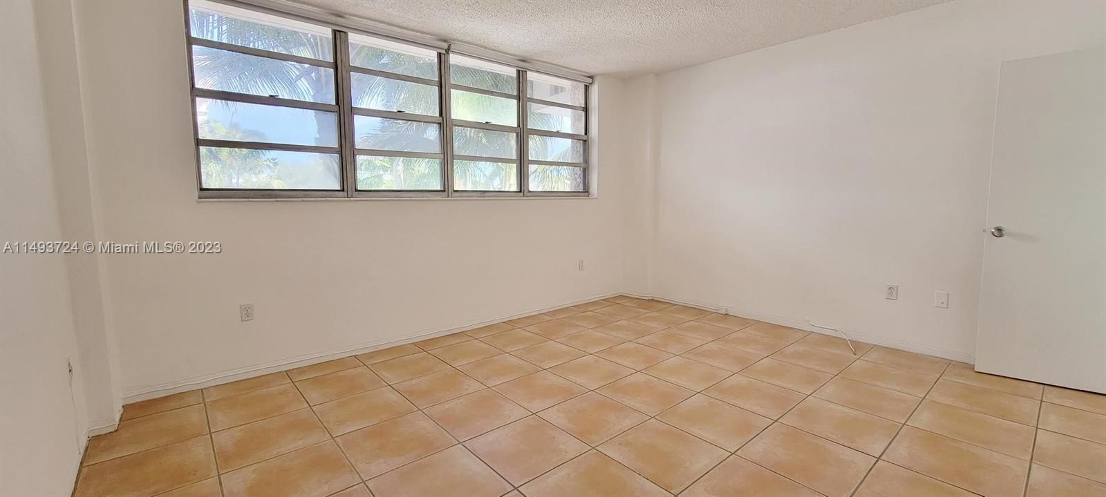 最近售出: $349,900 (1 贝兹, 1 浴室, 920 平方英尺)