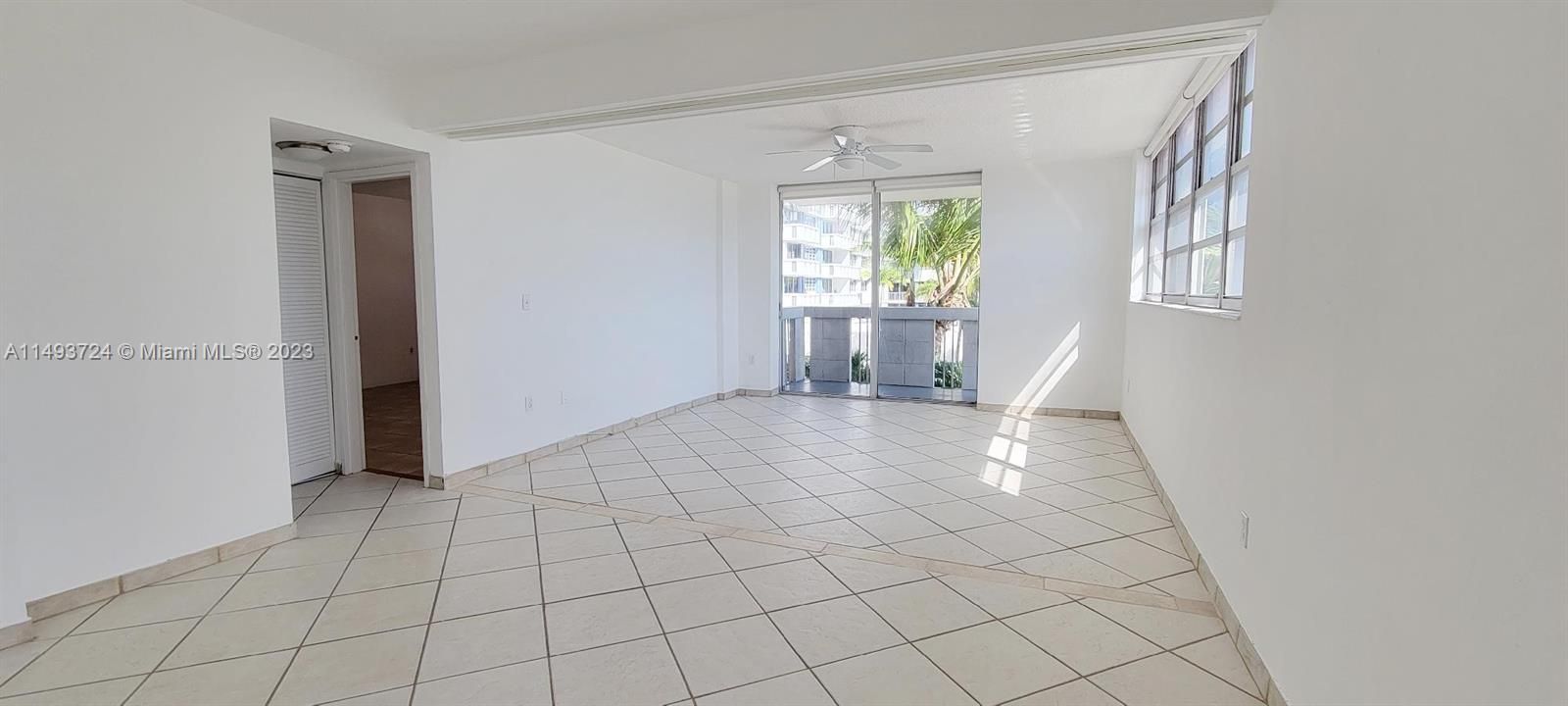 最近售出: $349,900 (1 贝兹, 1 浴室, 920 平方英尺)