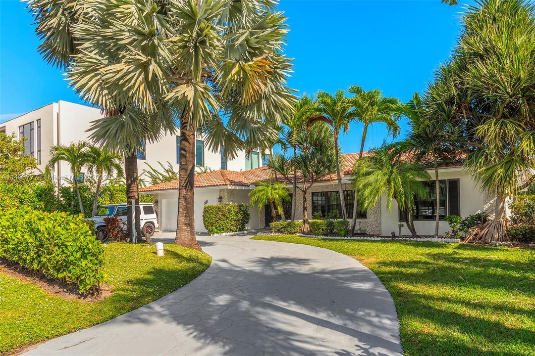 For Sale: $2,850,000 (3 beds, 2 baths, 2420 Square Feet)