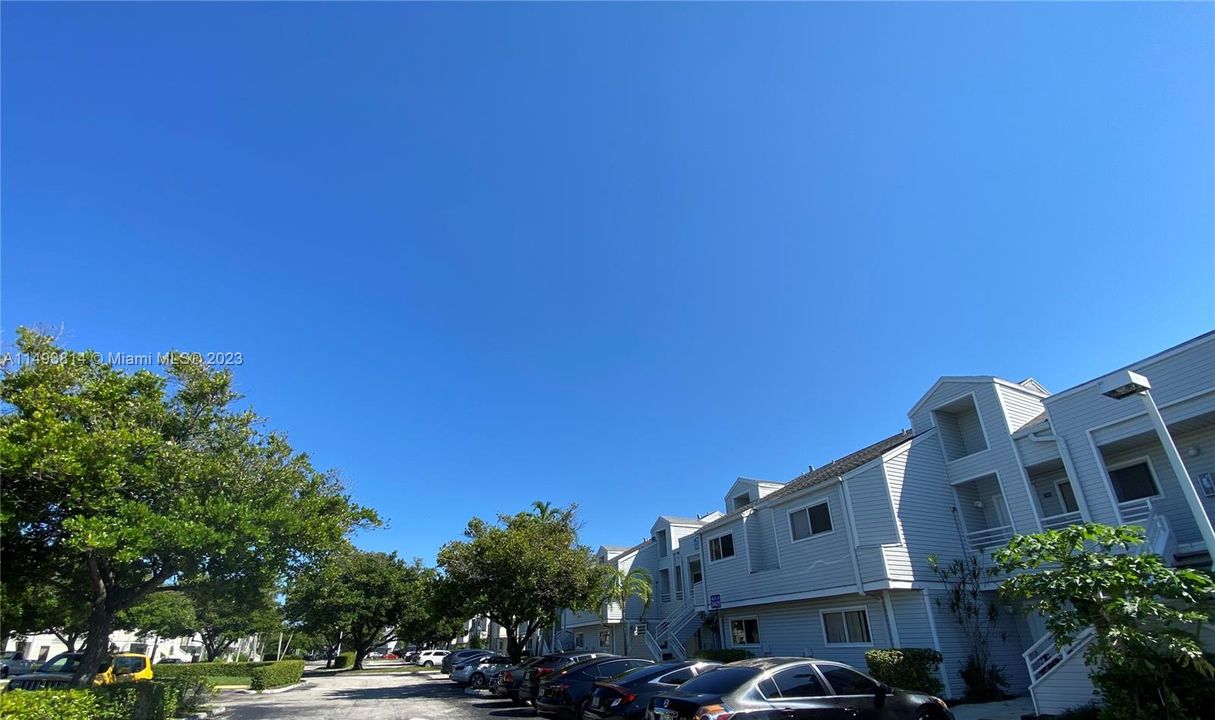 Recently Rented: $2,300 (2 beds, 2 baths, 1020 Square Feet)