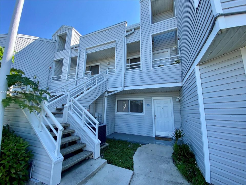 Recently Rented: $2,300 (2 beds, 2 baths, 1020 Square Feet)