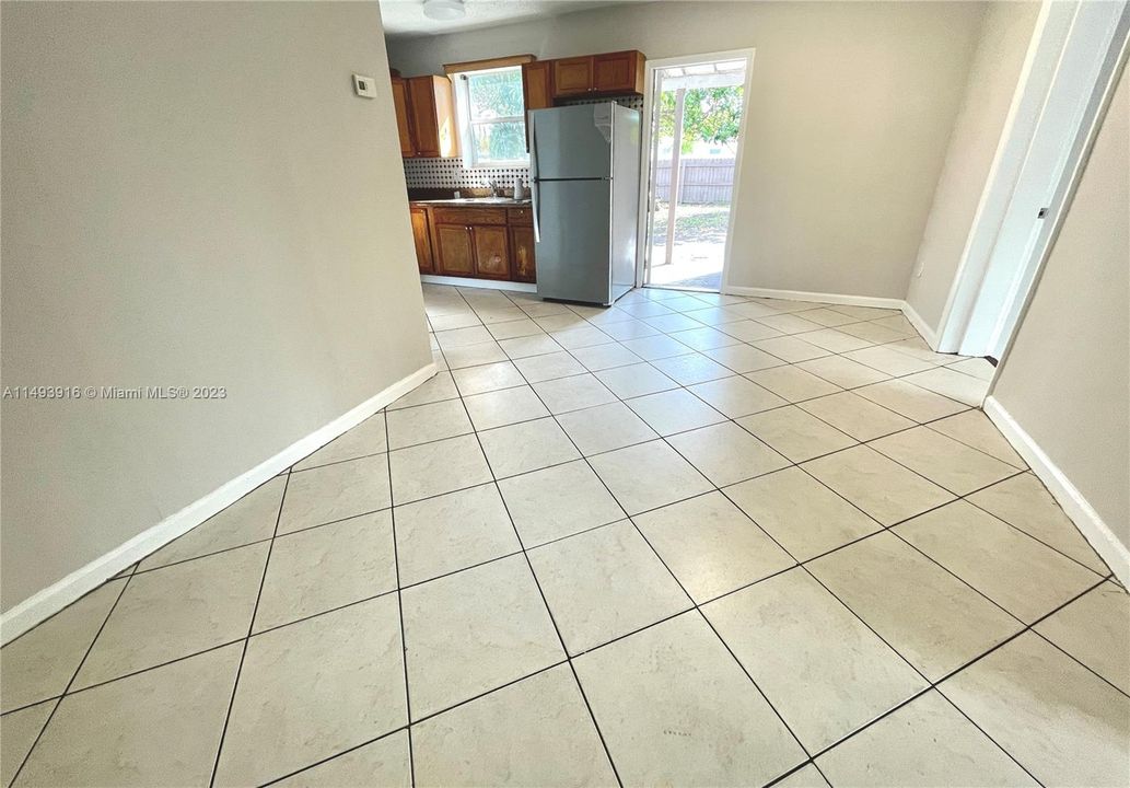 Recently Sold: $349,000 (3 beds, 1 baths, 872 Square Feet)