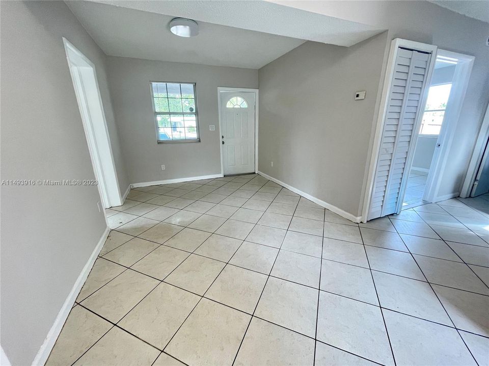 Recently Sold: $349,000 (3 beds, 1 baths, 872 Square Feet)