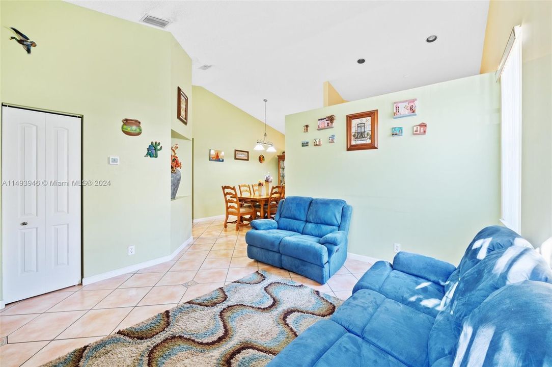 Recently Sold: $660,000 (3 beds, 2 baths, 1478 Square Feet)