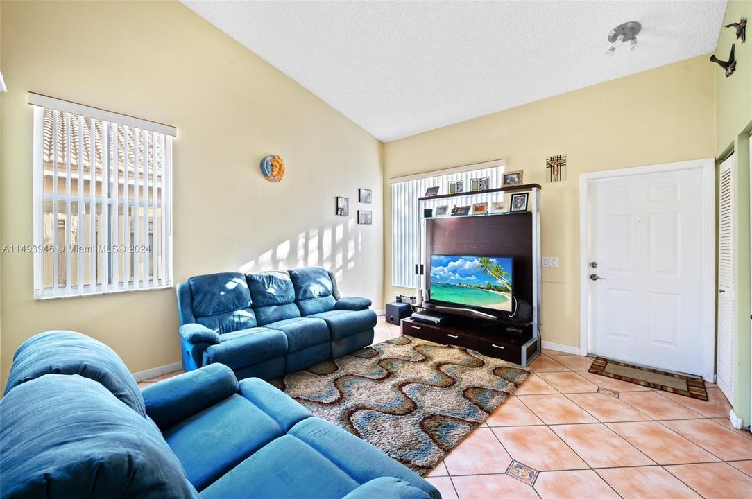 Recently Sold: $660,000 (3 beds, 2 baths, 1478 Square Feet)