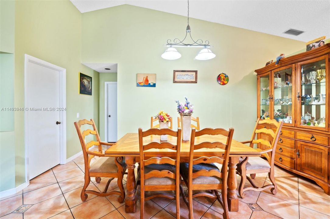 Recently Sold: $660,000 (3 beds, 2 baths, 1478 Square Feet)