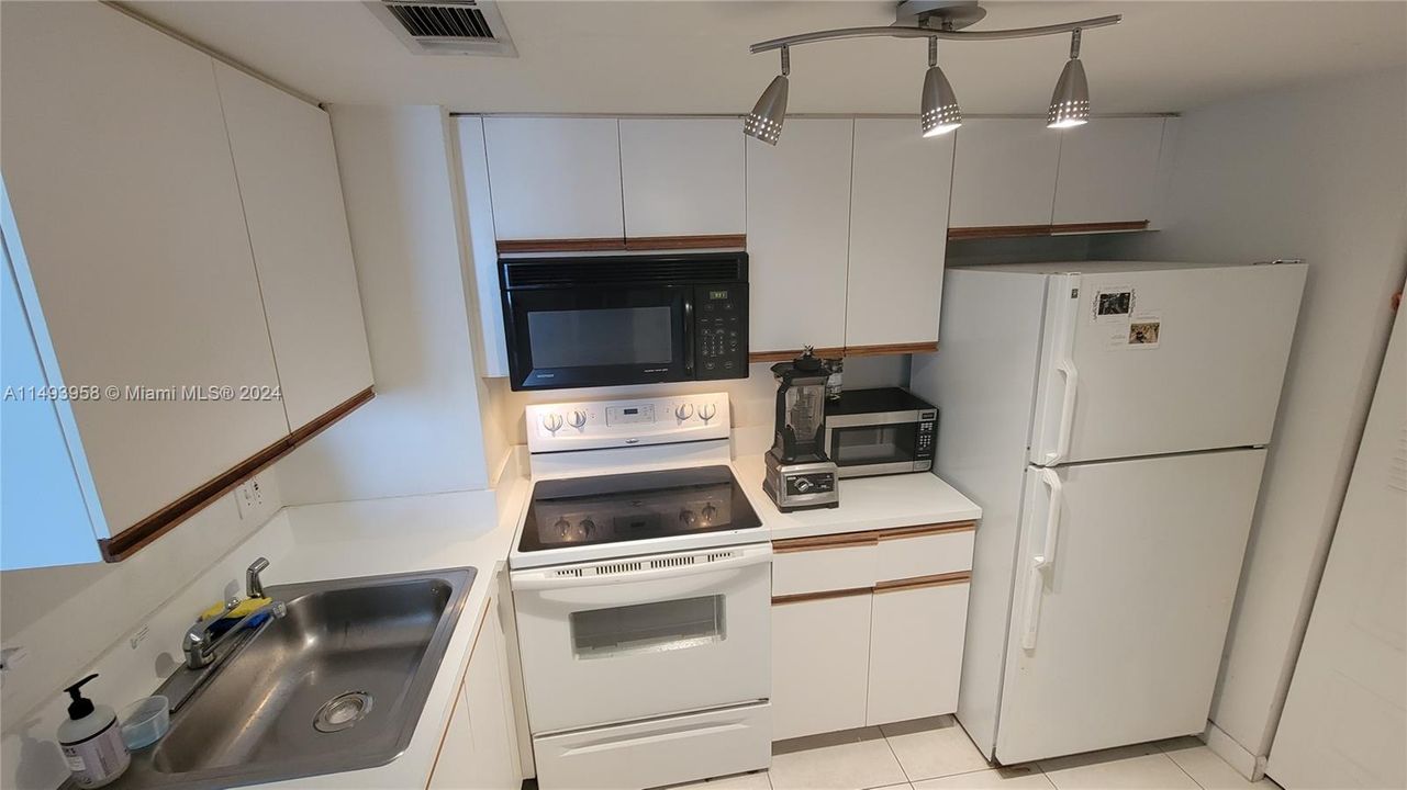 Недавно продано: $420,000 (1 спален, 1 ванн, 735 Квадратных фут)