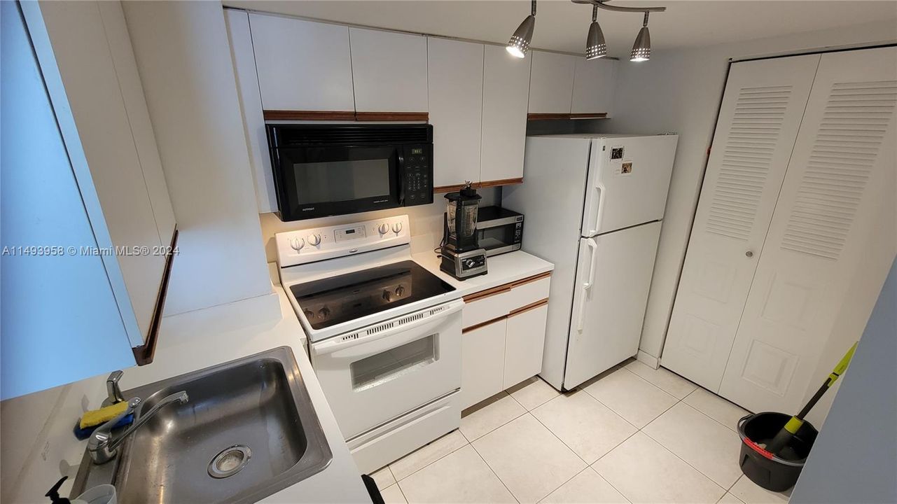 Недавно продано: $420,000 (1 спален, 1 ванн, 735 Квадратных фут)