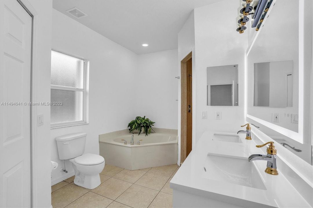 最近售出: $699,999 (4 贝兹, 2 浴室, 2000 平方英尺)