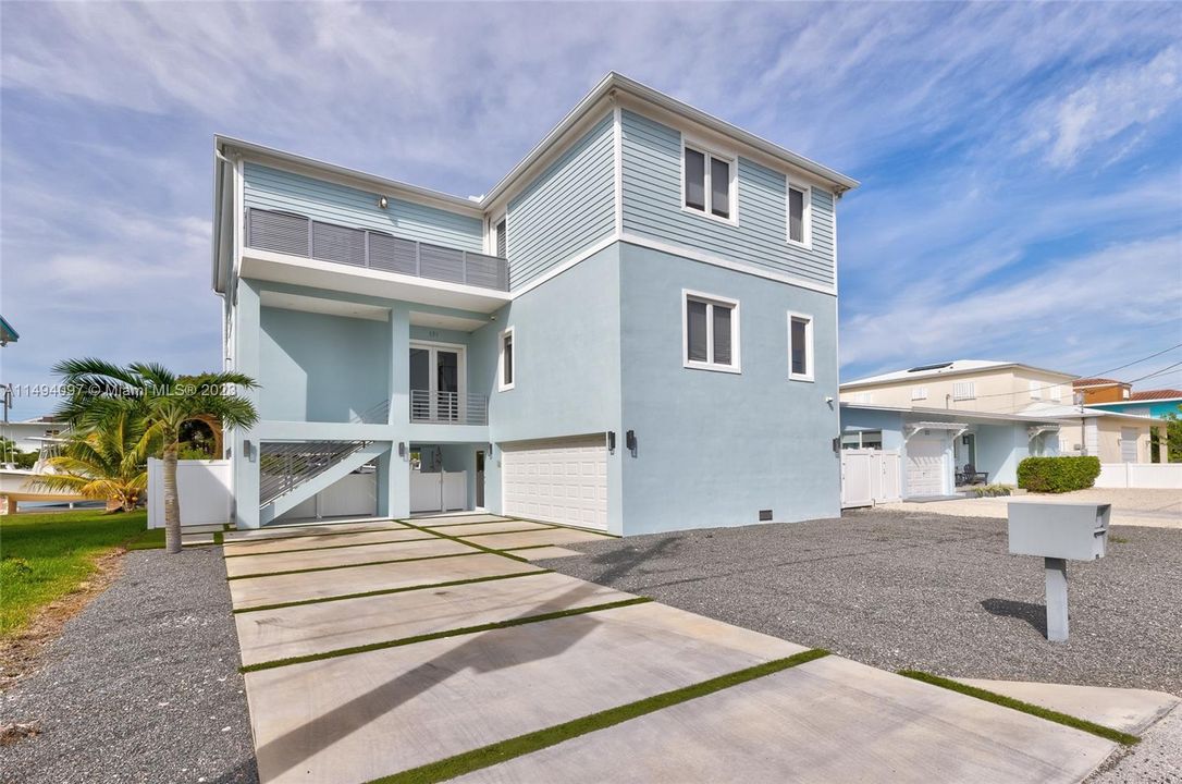 Vendido Recientemente: $3,289,000 (5 camas, 4 baños, 3355 Pies cuadrados)