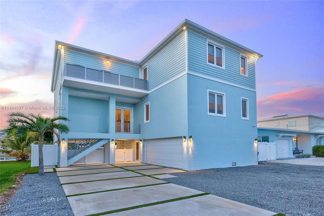 Vendido Recientemente: $3,289,000 (5 camas, 4 baños, 3355 Pies cuadrados)