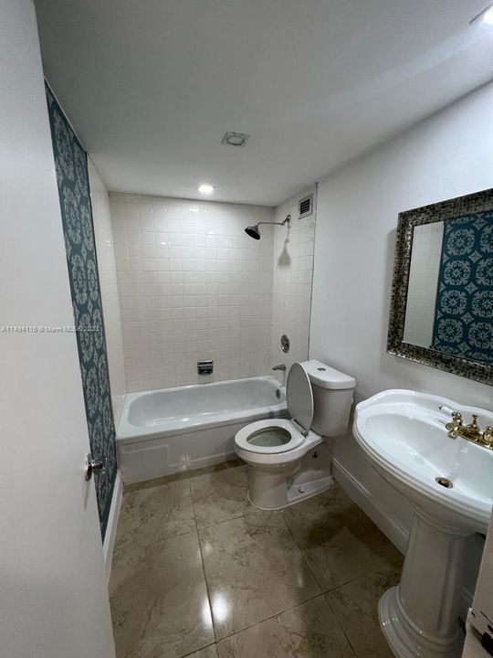 Recently Rented: $1,950 (1 beds, 2 baths, 710 Square Feet)