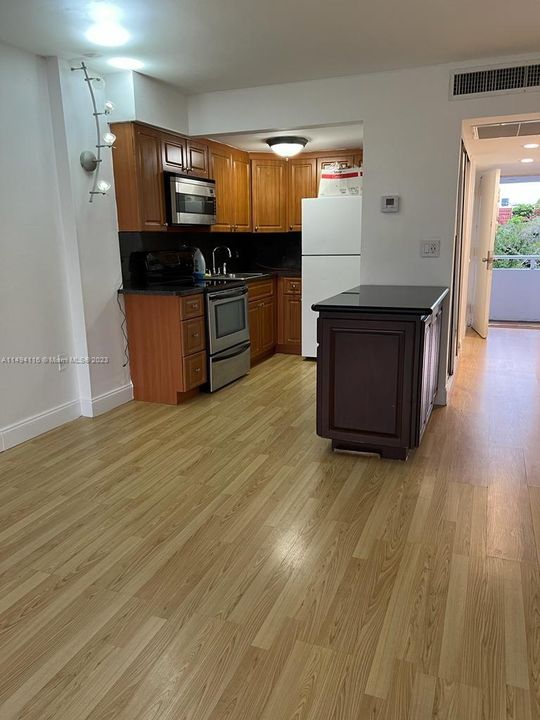 Recently Rented: $1,950 (1 beds, 2 baths, 710 Square Feet)