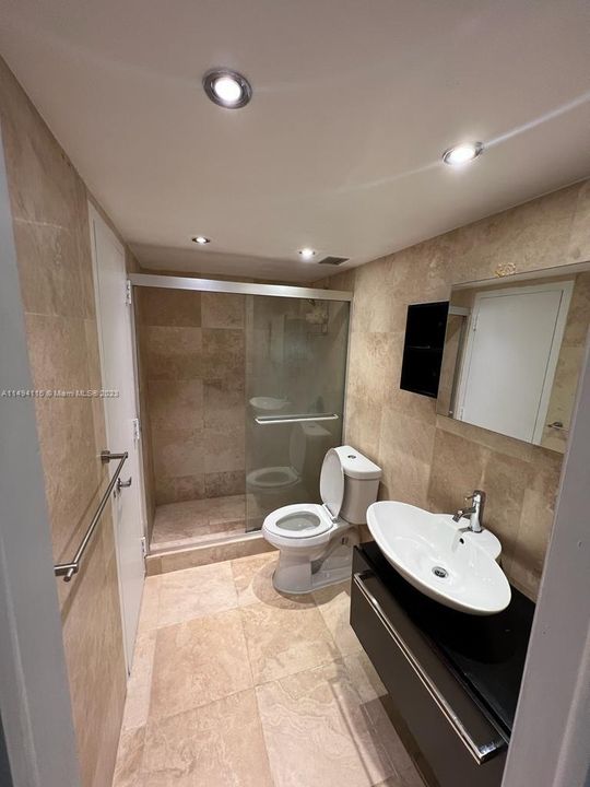 Recently Rented: $1,950 (1 beds, 2 baths, 710 Square Feet)