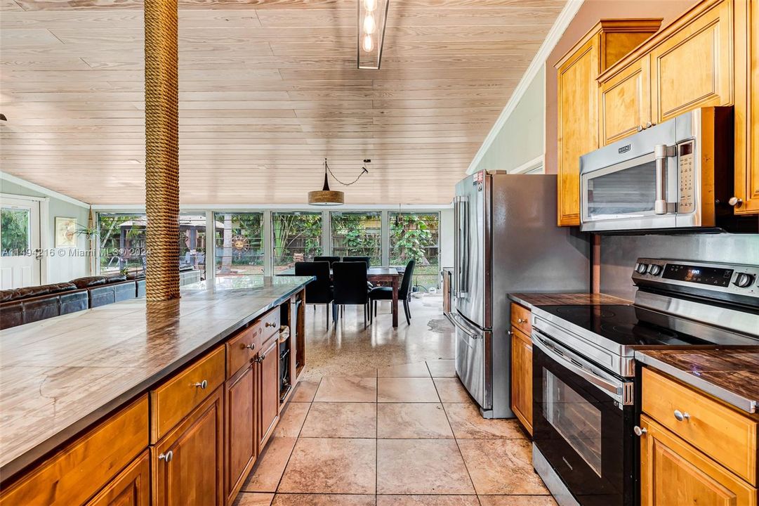 最近售出: $699,000 (3 贝兹, 2 浴室, 1766 平方英尺)