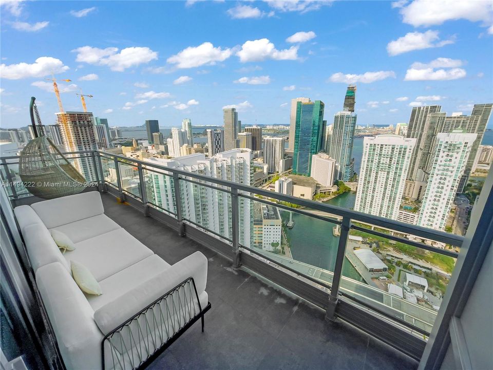 Active With Contract: $2,100,000 (3 beds, 3 baths, 2367 Square Feet)