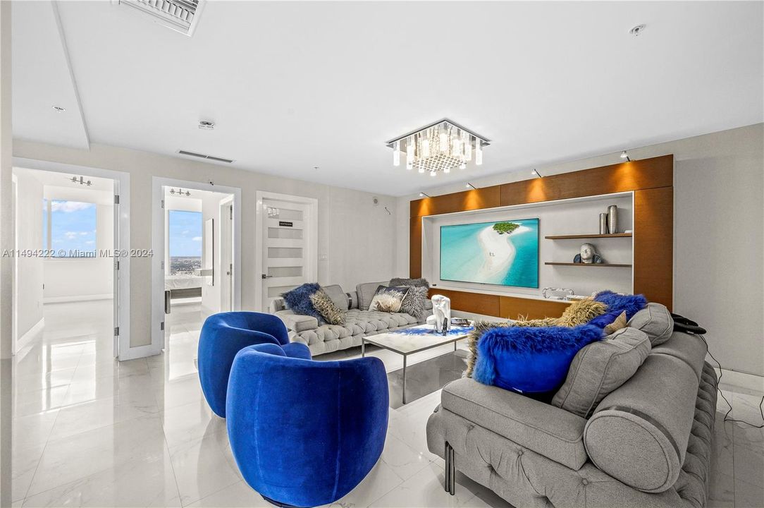 Active With Contract: $2,100,000 (3 beds, 3 baths, 2367 Square Feet)