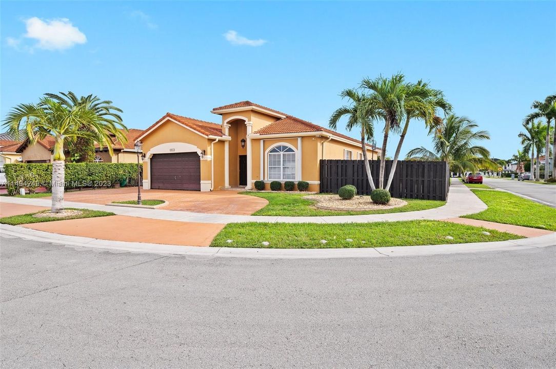 最近售出: $750,000 (4 贝兹, 2 浴室, 1871 平方英尺)