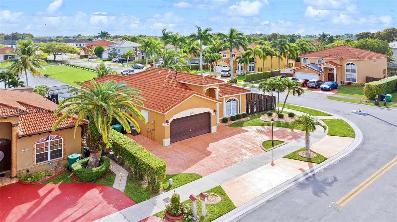 最近售出: $750,000 (4 贝兹, 2 浴室, 1871 平方英尺)