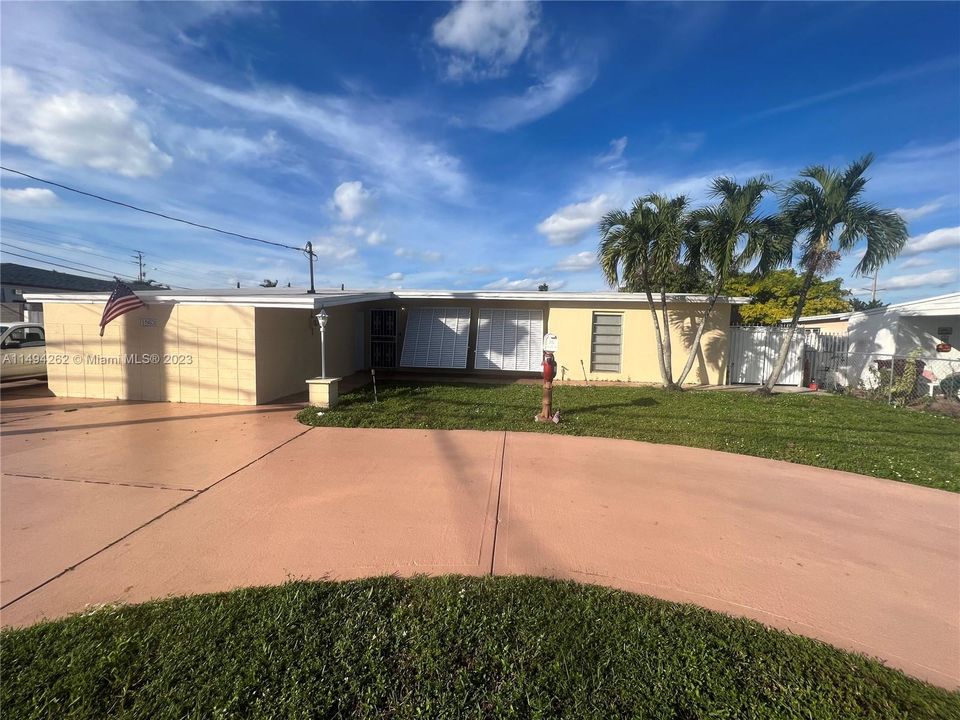 Recently Sold: $549,000 (3 beds, 2 baths, 1955 Square Feet)