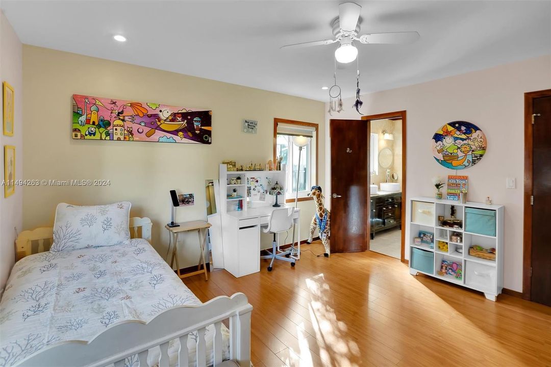 Recently Sold: $2,350,000 (5 beds, 3 baths, 2922 Square Feet)