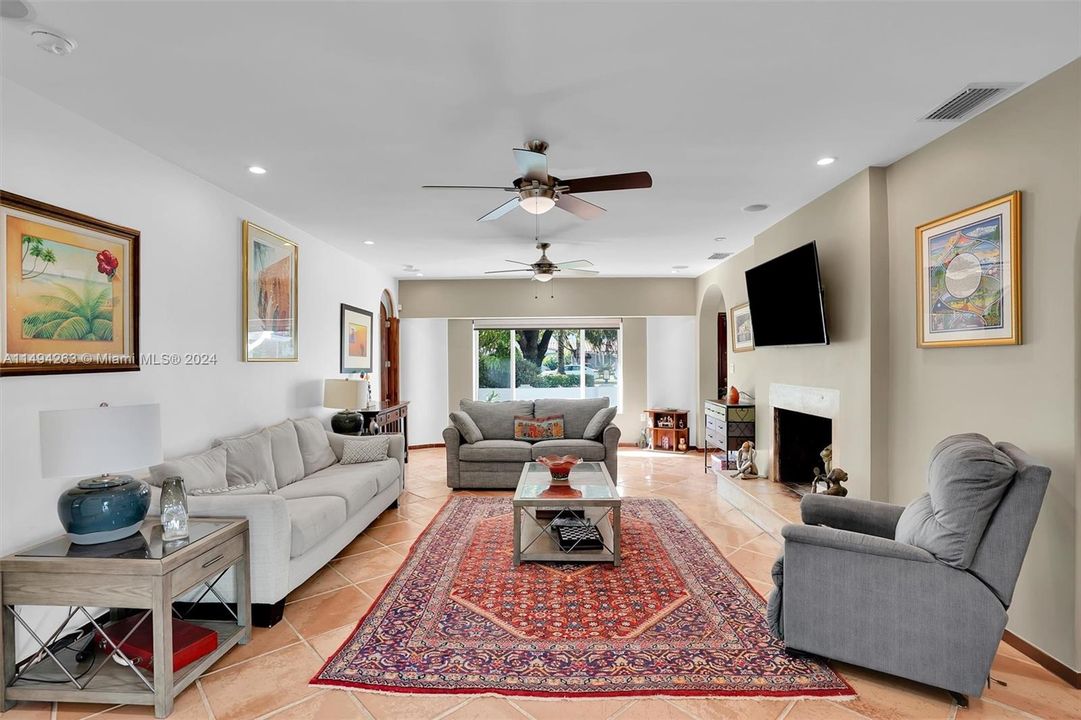 Recently Sold: $2,350,000 (5 beds, 3 baths, 2922 Square Feet)