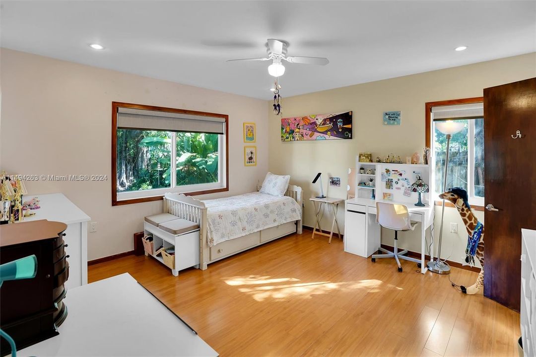 Recently Sold: $2,350,000 (5 beds, 3 baths, 2922 Square Feet)