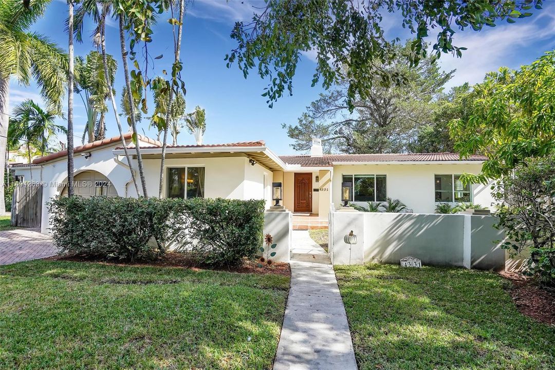 Recently Sold: $2,350,000 (5 beds, 3 baths, 2922 Square Feet)