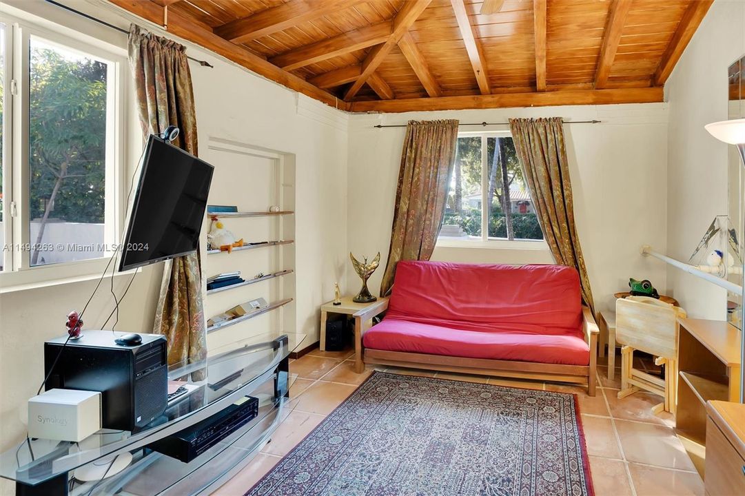 Recently Sold: $2,350,000 (5 beds, 3 baths, 2922 Square Feet)