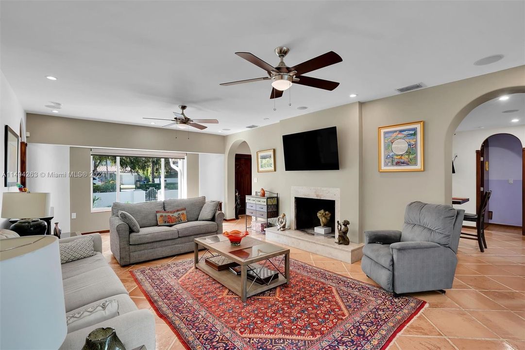 Recently Sold: $2,350,000 (5 beds, 3 baths, 2922 Square Feet)