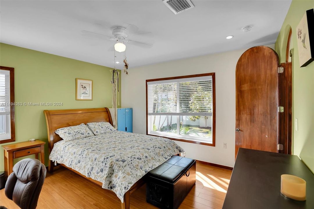 Recently Sold: $2,350,000 (5 beds, 3 baths, 2922 Square Feet)