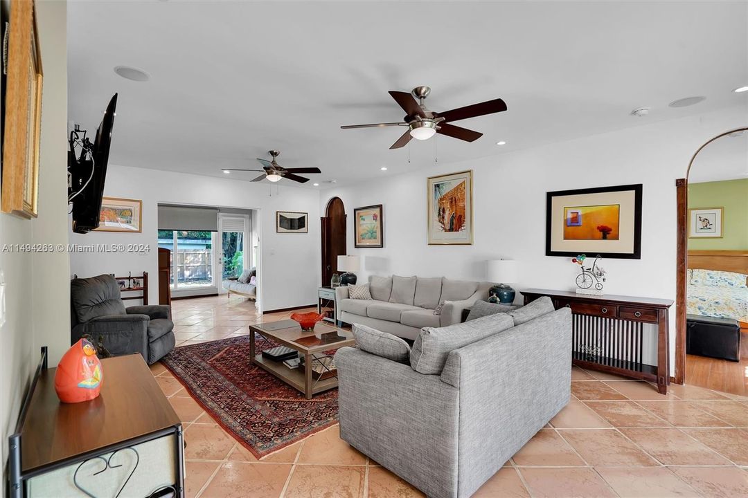 Recently Sold: $2,350,000 (5 beds, 3 baths, 2922 Square Feet)