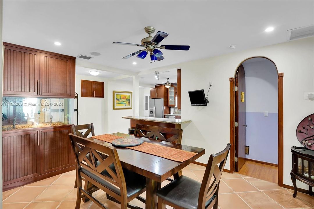 Recently Sold: $2,350,000 (5 beds, 3 baths, 2922 Square Feet)