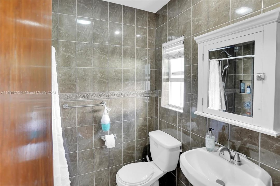 Recently Sold: $2,350,000 (5 beds, 3 baths, 2922 Square Feet)