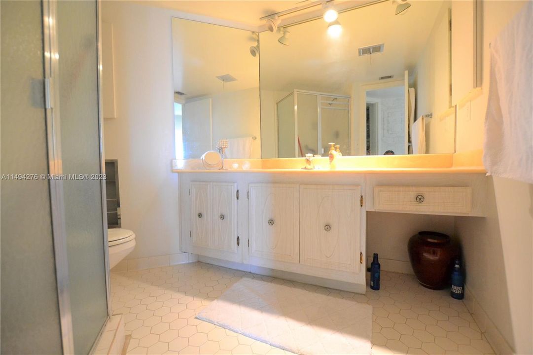 Recently Rented: $1,950 (2 beds, 2 baths, 1194 Square Feet)