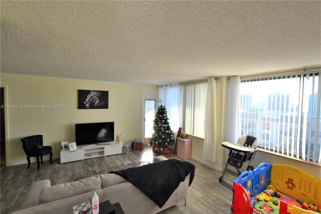 Recently Rented: $1,950 (2 beds, 2 baths, 1194 Square Feet)