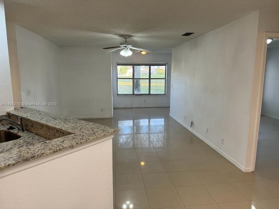 Recently Rented: $1,700 (1 beds, 1 baths, 712 Square Feet)