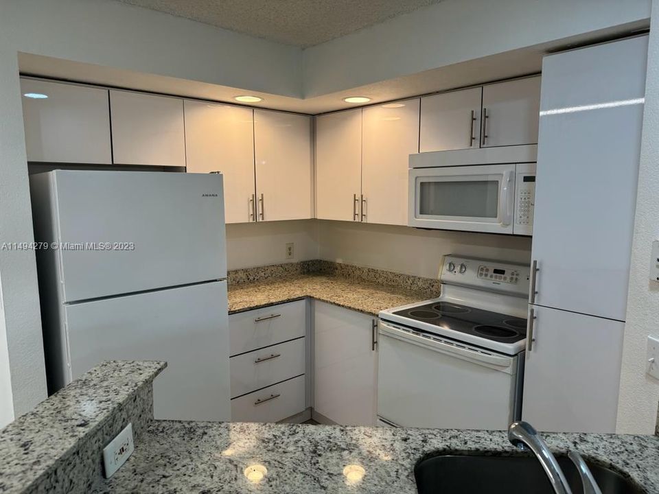 Recently Rented: $1,700 (1 beds, 1 baths, 712 Square Feet)